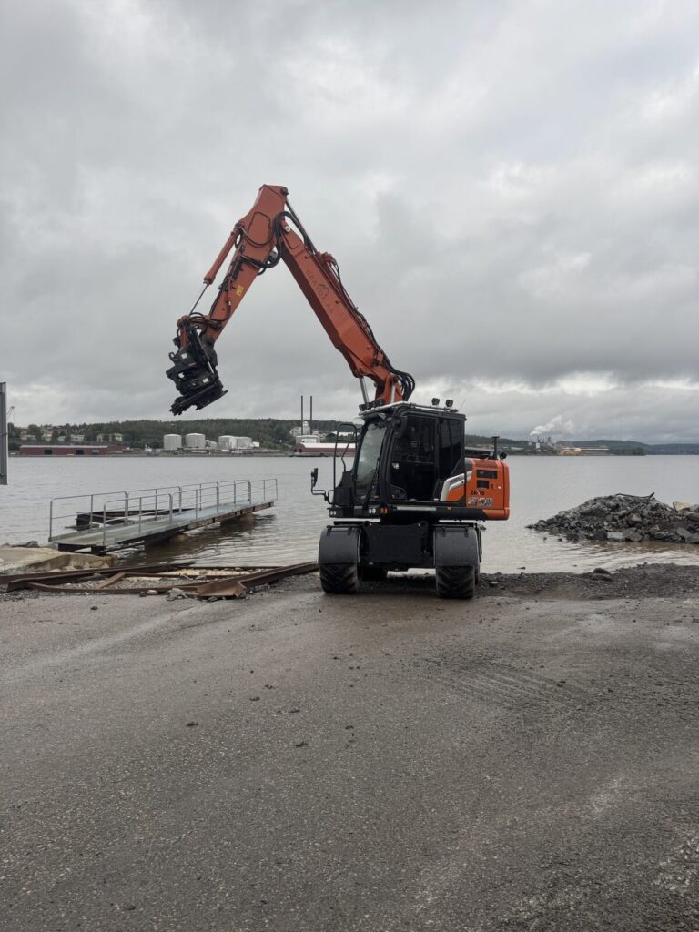 Grävox hjulgrävare vid hamnen